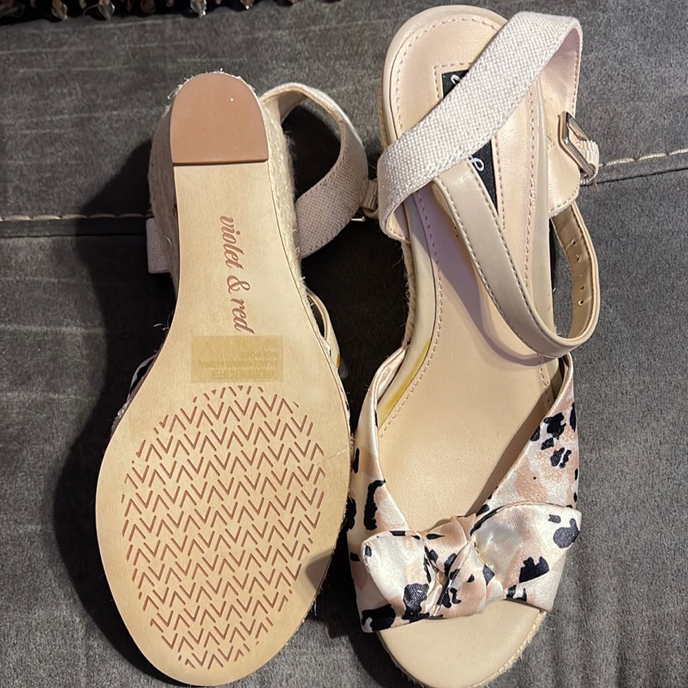 New Sandals size 6.5 tan and brown color brand is violet and red new W/o tags